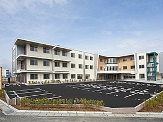 建物外観と駐車場の様子  