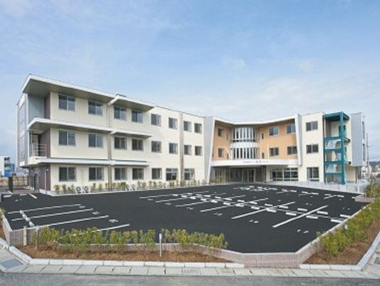 明るい外観の建物  