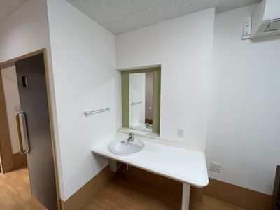 きれいな洗面設備のある部屋