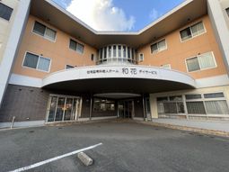 明るい廊下のある施設エントランス