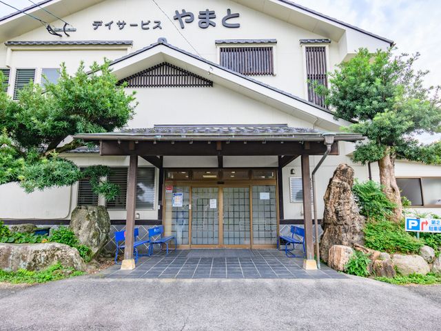 和風の外観エントランス 外観 和風のデザインが特徴的なエントランスです。お客様を温かい雰囲気でお迎えしています。