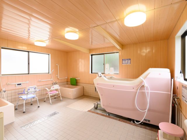 明るい浴室設備 浴室 ゆとりある空間の快適な浴室です。手すりや介助用の椅子も整い、使い勝手に配慮されています。