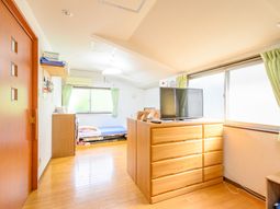 明るく広々とした居室