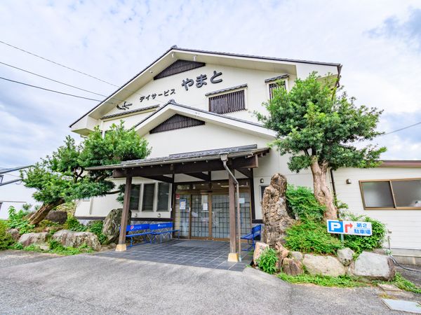 温かみのある施設入口