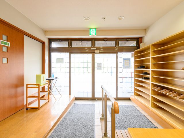 エントランスの様子 玄関 ゆとりのある明るい玄関です。お出迎えやお見送りにふさわしい、暖かい雰囲気が感じられます。