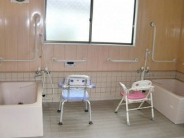 バリアフリー浴室設備 浴室 手すりやシャワーチェア完備の安心設計の浴室です。利用者の身体状況に合わせた介護がしやすくなっています。