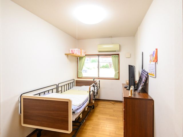 快適な居室の一角 居室 整えられた居室には、必要な家具が配置され心地よい日差しが入ります。プライバシーを重視した安心の空間です。