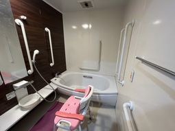 手すり付きのバスルーム
