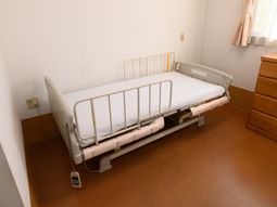 寝室の落ち着いたベッド