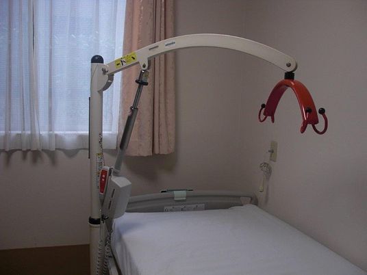 ベッド脇の移乗機器付き居室  