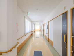明るい通路と部屋の扉