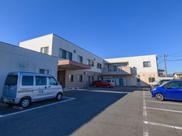 広々とした駐車場と建物