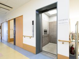 明るく清潔な廊下