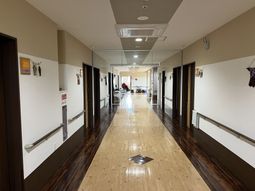 広い廊下と職員の姿