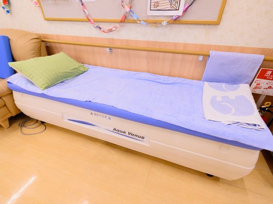 快適な居室のベッド