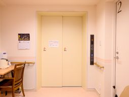明るい廊下のエレベーター