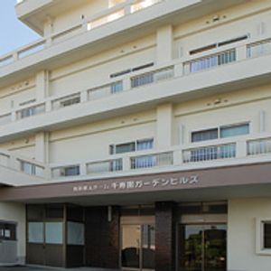 正面入り口が見える外観