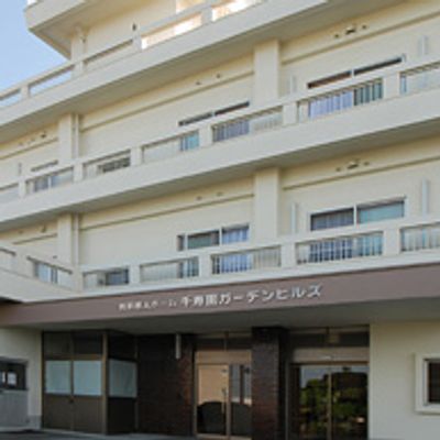 正面入り口が見える外観