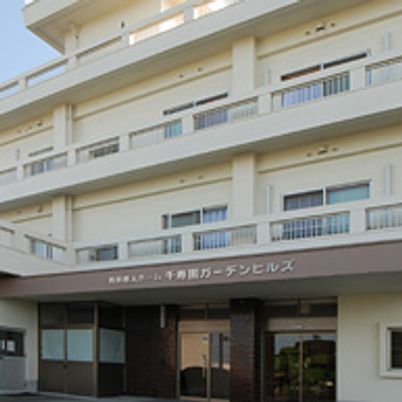 正面入り口が見える外観
