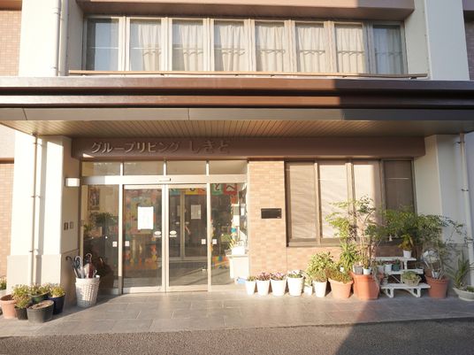 エントランスと植木