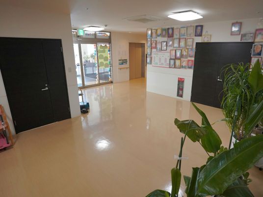 廊下の明るい空間