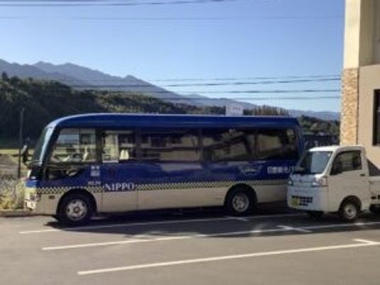 送迎車が並ぶ外観  