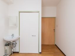 洗面台とドアのある部屋