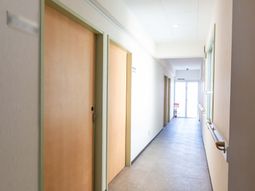 日差しが差し込む廊下
