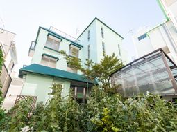 緑の植物に囲まれた建物外観