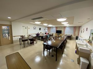 広々とした明るい食堂