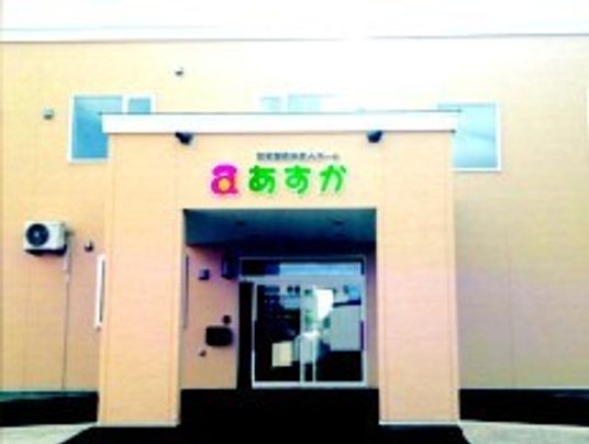 明るいエントランスの外観