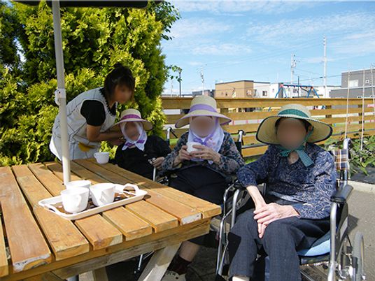 中庭で休憩する人々
