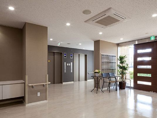 明るいエントランスホール  