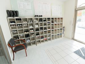 整然とした靴箱のエントランス