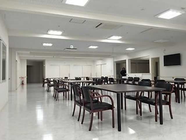 広々としたダイニングルーム ダイニングルーム 自然光が差し込む開放的なスペースで、テーブルと椅子が整然と配置されています。