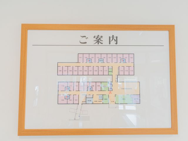 施設案内図 掲示物 施設内の配置を分かりやすく示した案内図です。スタッフとして働く際の参考になります。