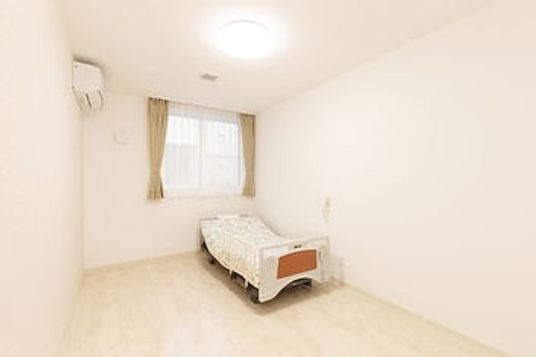 窓際にベッドがある居室