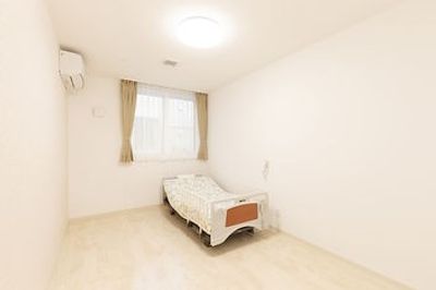 窓際にベッドがある居室