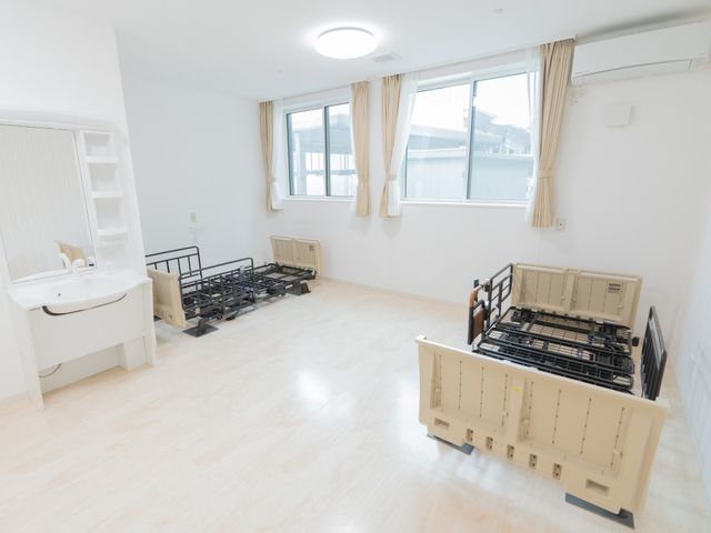 明るい病室 居室 大きな窓から自然光が差し込む、広々とした空間です。快適な居住が考えられた設計です。