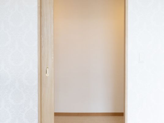 幅広い引き戸の入口