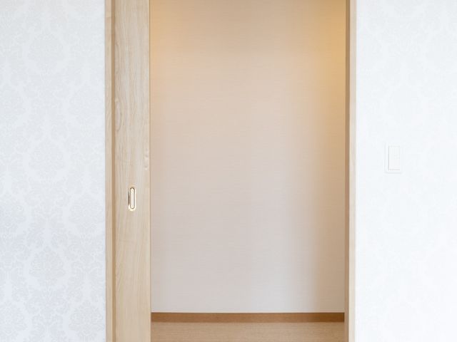 幅広い引き戸の入口 居室 広い居室の入口はスムーズに出入りできる引き戸があり、安心して移動が可能です。