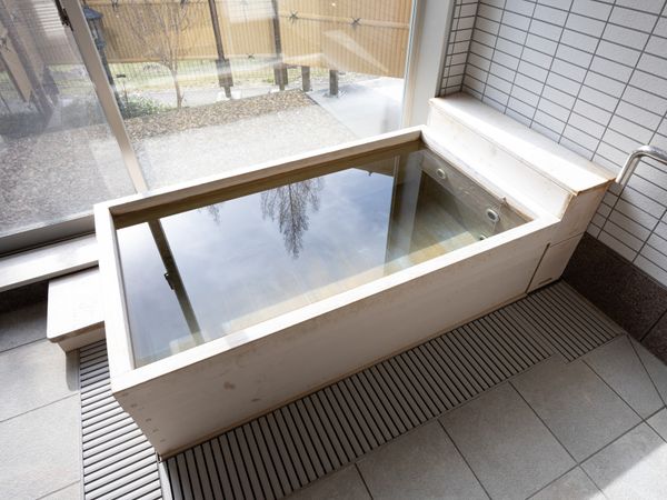 窓際にある浴槽