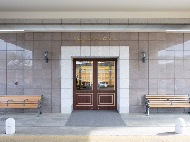 エントランスの外観 エントランス 広々としたエントランスが訪れる方を歓迎します。左右に配置されたベンチで、ゆったりと過ごせます。