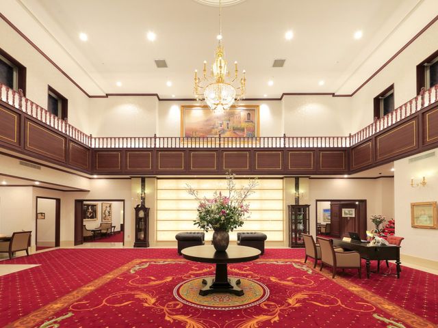 広々としたロビー ロビー 高い天井のロビーでは、贅沢なシャンデリアの下でゆったりとした時間を過ごせます。