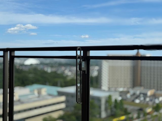 高層階からの景観 バルコニー 高層階のバルコニーからは、都市の景色が一望できます。少しの休憩にぴったりの場所です。