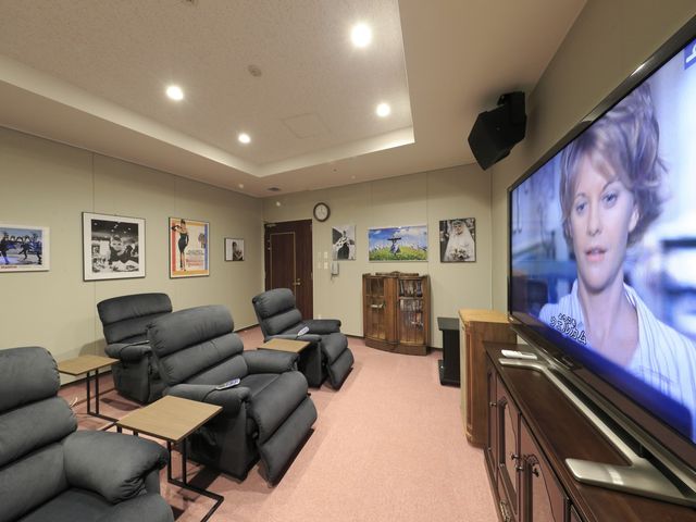 映画鑑賞ができる部屋 シアタールーム 柔らかな椅子でリラックスしながら映画を楽しめる空間です。施設での余暇の充実に最適です。