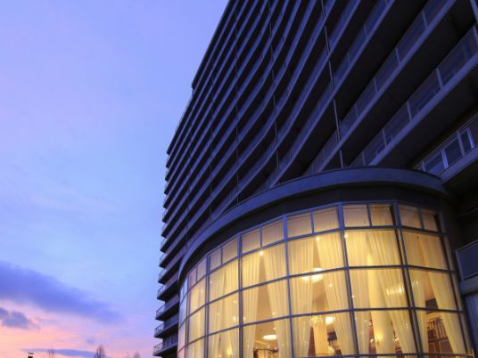 夕暮れの建物外観