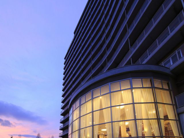 夕暮れの建物外観 外観 大きなガラス窓からやさしい灯りが漏れる美しい施設です。строй舒适さと温かさを感じられます。