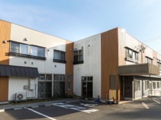 明るい建物外観  