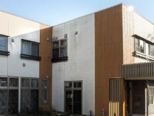 明るい外観の建物  